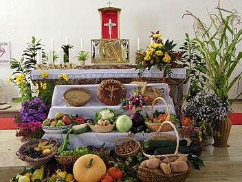 Der Altarraum der Herz-Jesu-Kirche Pressig wird vom Pfarrgemeinderat mit Erntegaben geschmückt. Die Aufnahme entstand 2011. Foto: K.-H. Hofmann