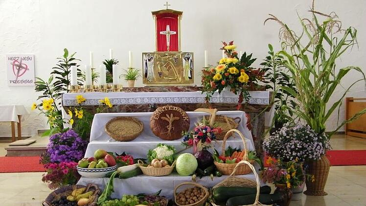 Der Altarraum der Herz-Jesu-Kirche Pressig wird vom Pfarrgemeinderat mit Erntegaben geschmückt. Die Aufnahme entstand 2011. Foto: K.-H. Hofmann