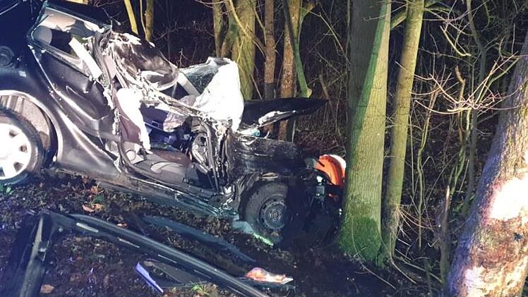 Kurz vor dem Abgrund blieb der Unfallwagen bei Greßhausen an Bäumen hängen. Die 21-jährige Unfallfahrerin wurde mit schweren Verletzungen geborgen. Christian Licha