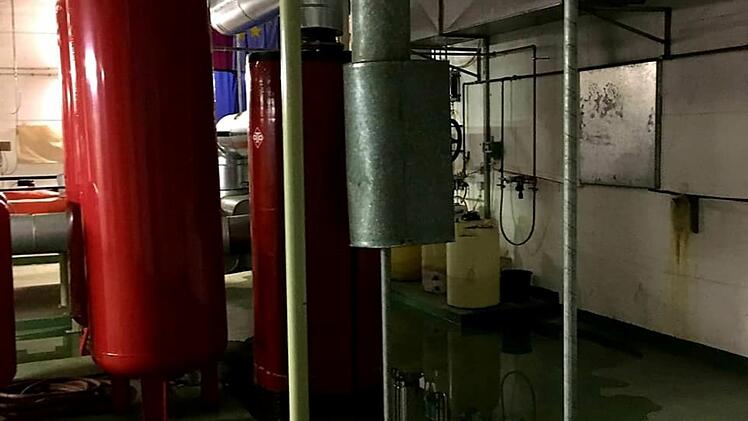 Wasserrohrbruch in Spardorf: Feuerwehr muss helfen, Emil-von-Behring-Gymnasium von Wasser zu befreien