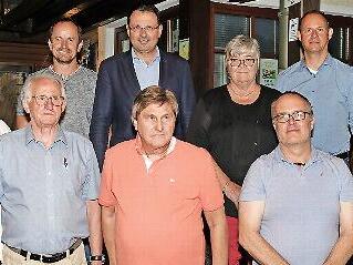 Unser Bild zeigt (vordere Reihe von links) CSU-Ortsverbandsvorsitzenden Klaus Witzgall, Herbert Thor, Klaus Heiß, Michael Martin, stellvertretenden Bürgermeister Jonas Gleich sowie (hintere Reihe von links) Harald Hempfling, MdL Martin Schöffel, s...