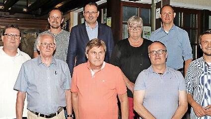 Unser Bild zeigt (vordere Reihe von links) CSU-Ortsverbandsvorsitzenden Klaus Witzgall, Herbert Thor, Klaus Heiß, Michael Martin, stellvertretenden Bürgermeister Jonas Gleich sowie (hintere Reihe von links) Harald Hempfling, MdL Martin Schöffel, s...