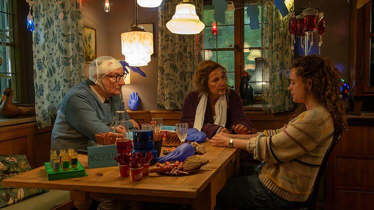 Elli (Klara Deutschmann, rechts) wird von Leo  (Rainer Bock) und ihrer Mutter (Clelia Sarto) mit einer Mottoparty &uuml;berrascht.