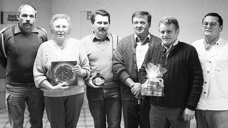 Unser Bild vom Turnier der Katholischen Arbeitsgemeinschaft f&uuml;r Soldaten zeigt die besten Hammelburger Kegelfreunde mit (von links) Burkard Daniel, Truus Stefanides, Mathias Brunner, Otto Koch, Engelhardt Kippes und Ewald Hupp.