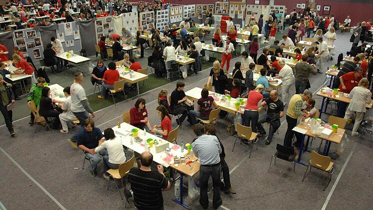 So einen Ansturm - wie Anfang März - hatte die Dreifachturnhalle in Ebern noch nicht erlebt. Landrat Handwerker als Hausherr: "Allein durch diese Aktion hat sich die teure Sanierung schon ausgezahlt." Fotos: Ronald Rinklef