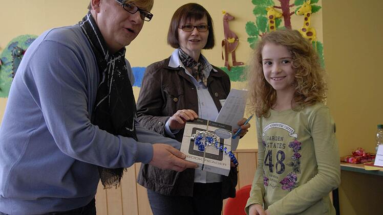 Seit 1. Februar bietet die Kulmbacher Stadtbücherei über die On-Leihe 17.000 digitale Medien zum Download an. Begleitet wurde die Aktion von einem Quiz, das die zehnjährige Julia Neubing aus Kulmbach gewann. Frank Wilzok und Heidi Siegl überreichten ihr einen E-Book-Reader.