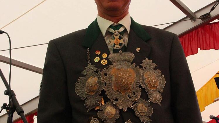 Der Noch-Schützenkönig Ulrich Petzolt musste kurz nach dem Foto die Königskette abgeben.