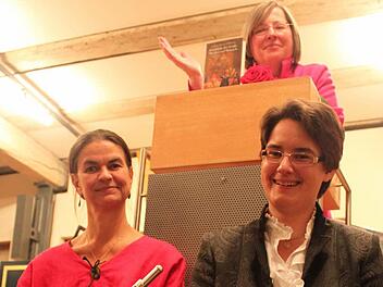 Susi Schliefer (links) und Angelika Tasler vor dem Lehrpult, Sabine Henze-Döhring hinter dem Pult - ein Dreigestirn für einen musikalischen Geschichtsabend.  Foto: Markus Häggberg