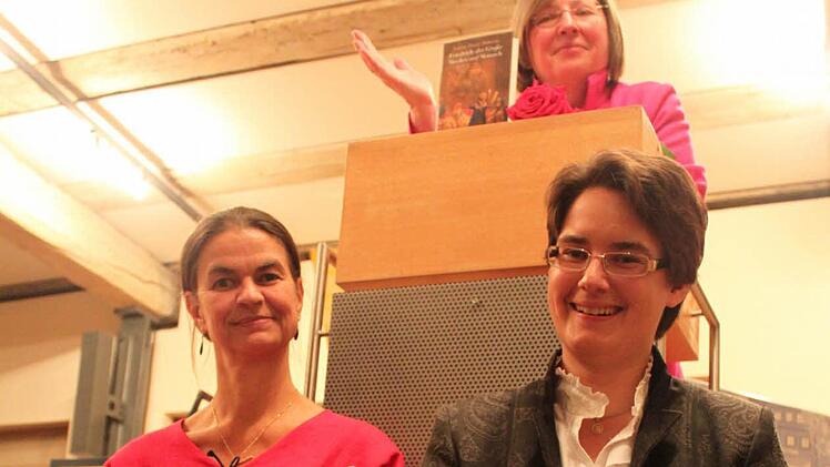 Susi Schliefer (links) und Angelika Tasler vor dem Lehrpult, Sabine Henze-Döhring hinter dem Pult - ein Dreigestirn für einen musikalischen Geschichtsabend.  Foto: Markus Häggberg