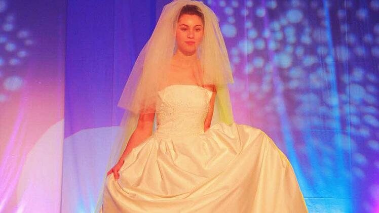 Schrilles, Buntes und Elegantes auf dem Catwalk. Foto: Merzbach