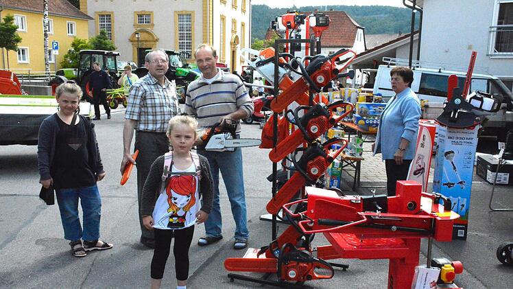 In diesem Jahr war der Maroldsweisacher Bauernmarkt von landwirtschaftlichen Maschinen dominiert. Kommendes Jahr will man mehr Direktvermarkter anlocken.  Foto: Gerhard Schmidt