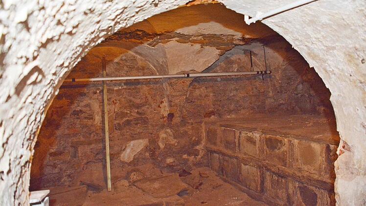 Über einen Rundbogen kommt man in die Gruft der Kapuzinerpatres in der Klosterkirche von Bad Königshofen. Foto: Hanns Friedrich