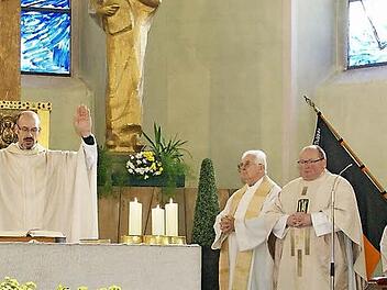 Mit einem Gottesdienst verabschiedete sich Pfarrvikar Thomas Drexler nach acht Jahren aus der Pfarreiengemeinschaft Main-Steigerwald. Konzelebranten waren Pfarrer Ottmar Pottler, Dekan Stephan Eschenbacher und sein Primizprediger Ewald Thoma (von rechts) sowie Diakon Joachim Stapf (links). Foto: Sabine Weinbeer