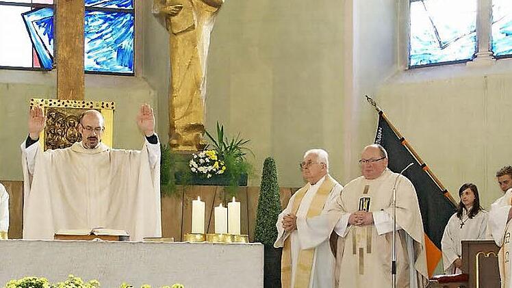Mit einem Gottesdienst verabschiedete sich Pfarrvikar Thomas Drexler nach acht Jahren aus der Pfarreiengemeinschaft Main-Steigerwald. Konzelebranten waren Pfarrer Ottmar Pottler, Dekan Stephan Eschenbacher und sein Primizprediger Ewald Thoma (von rechts) sowie Diakon Joachim Stapf (links). Foto: Sabine Weinbeer