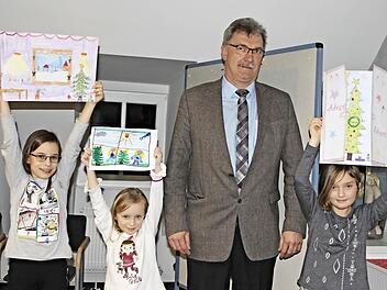 Jeweils zum Weihnachtsmarkt ruft die Gemeinde zu einem Malwettbewerb für Kinder bis zu zwölf Jahren auf. Diesmal lautete das Thema: "Schau hinein, schau hinaus - unser Fenster im Advent." Eine Jury hat unter 76 Einsendungen drei Preisträger ermittelt: die neunjährige Selina Schneider (von links) aus Memmelsdorf, die fünfjährige Jana Lieb und die achtjährige Sina Knauf, beide Untermerzbach. Stolz hoben die Mädchen ihre Werke in die Höhe. Bürgermeister Helmut Dietz (Zweiter von rechts) überrei...