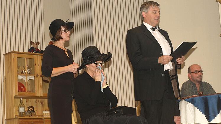 Ganz in Trauer, aber auch schon beim großen Erbe von links Isolde Brockstett (Gabi Heinrich), ihre Schwester Erna Kornwiegl (Yvonne Kleinhenz) und ihr Bruder Johannes Grünwald (Thomas Saal), dazwischen Notar Dr. Reubusch (Andreas Schmitt). Foto: Stefan Geiger