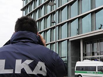 Jetzt ist das Landeskriminalamt am Zug: Die Experten des Sachgebiets 206 Urkunden/Papier sind von der 1. Großen Strafkammer beauftragt worden, die Tagebuchaufzeichnungen der Enkelin zu untersuchen und eine Altersbestimmung vorzunehmen. Symbolfoto: Marijan Murat/dpa