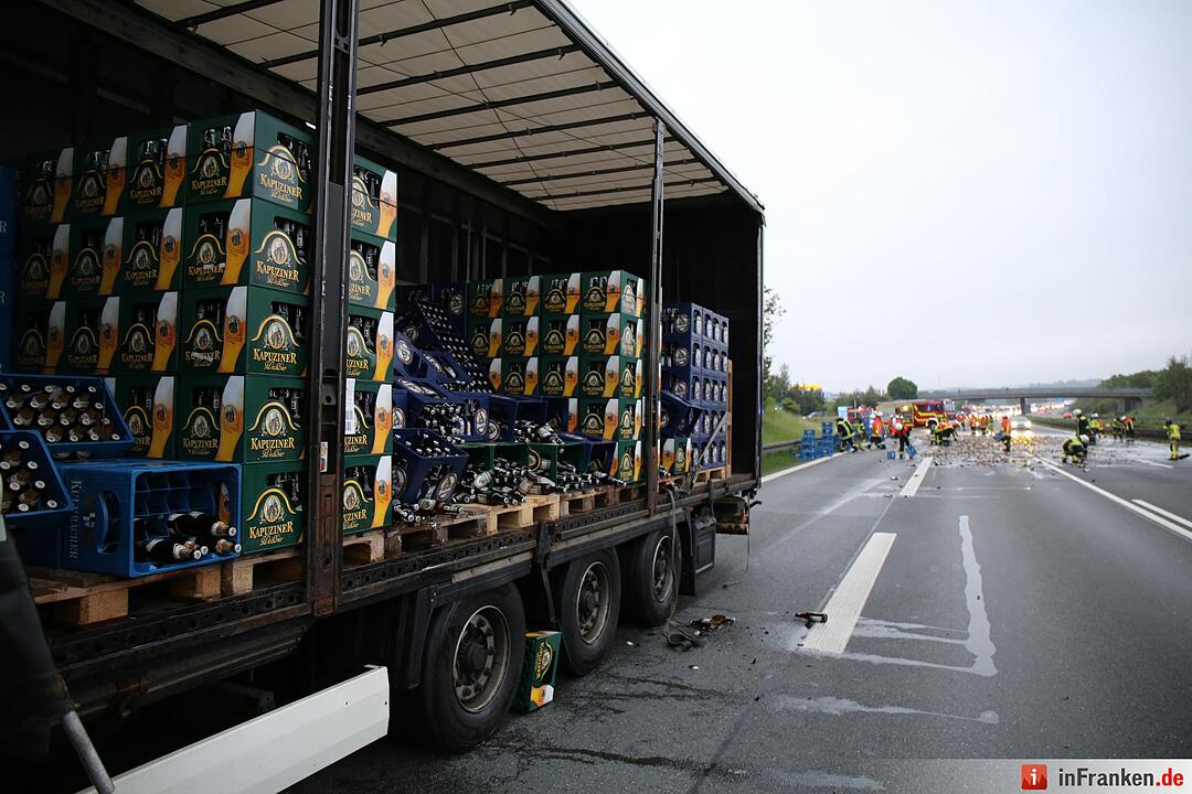Ladungssicherung bei Getraenkelaster unzureichend - Lkw verliert etwa 200 Bierkaesten auf der Autobahn