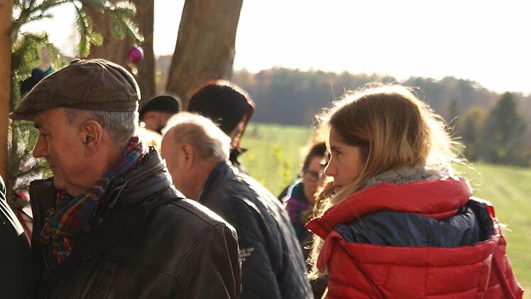 Gerne stellten sich die Gewinner der Tombola an. Die Besucher konnten sich &uuml;ber sch&ouml;ne Preise freuen und unterst&uuml;tzten damit den guten Zweck, zumal auch hier der Erl&ouml;s dem Ebensfelder Kindergarten zugute kam.  Foto: Mario Deller