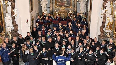 Die Blaskapelle und der Gesangverein gestalteten zusammen mit einigen Solisten und den Vorschulkindern die "Augsfelder Weihnacht" in der Kirche Sankt Kilian im Ha&szlig;furter Stadtteil. Foto: Bernhard Br&uuml;ckner