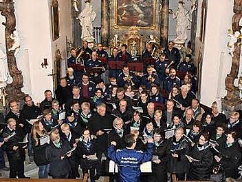 Die Blaskapelle und der Gesangverein gestalteten zusammen mit einigen Solisten und den Vorschulkindern die "Augsfelder Weihnacht" in der Kirche Sankt Kilian im Haßfurter Stadtteil. Foto: Bernhard Brückner