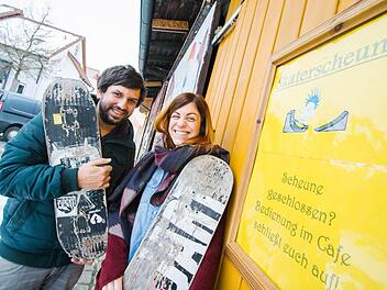 Hier soll bald gewerkelt werden: In der Skaterscheune des "Struwwel" planen Samuel Rauch, der Leiter der Einrichtung, und die Pädagogische Mitarbeiterin Kristina Fritz von den Spendengeldern einen Workshop, in dem die Jugendlichen Skateboxen bauen können. Foto: Marian Hamacher