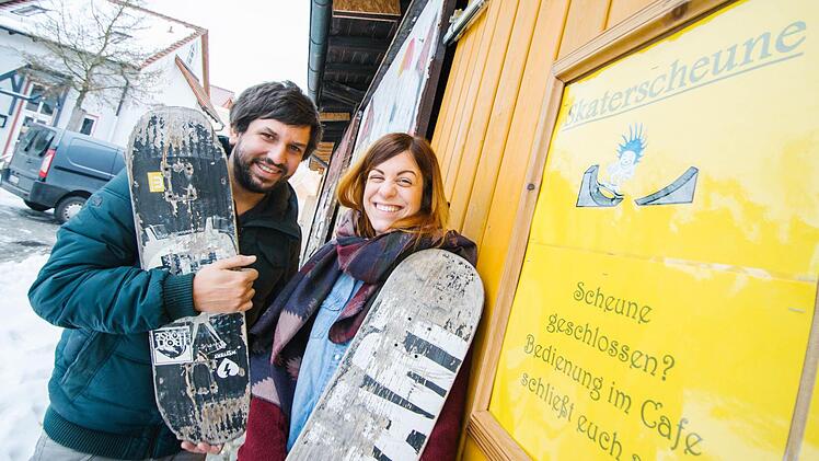 Hier soll bald gewerkelt werden: In der Skaterscheune des "Struwwel" planen Samuel Rauch, der Leiter der Einrichtung, und die Pädagogische Mitarbeiterin Kristina Fritz von den Spendengeldern einen Workshop, in dem die Jugendlichen Skateboxen bauen können. Foto: Marian Hamacher