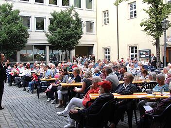 Cornelia Schmid (l.) brauchte keine großen Überredungskünste, um das Publikum zum Mitsingen zu animieren. Foto: Richard Sänger