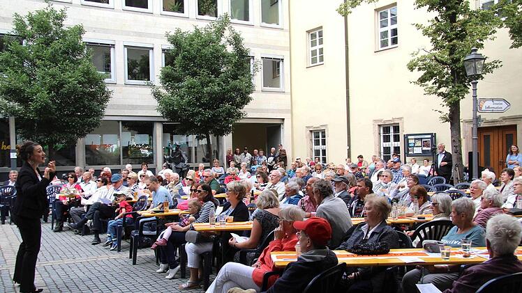 Cornelia Schmid (l.) brauchte keine großen Überredungskünste, um das Publikum zum Mitsingen zu animieren. Foto: Richard Sänger