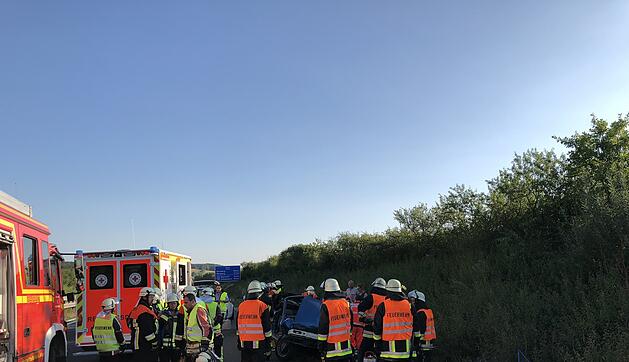 Schwerer Unfall auf A73: Cabrio überschlagen - zwei Menschen schwer verletzt