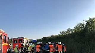 Schwerer Unfall auf A73: Cabrio überschlagen - zwei Menschen schwer verletzt