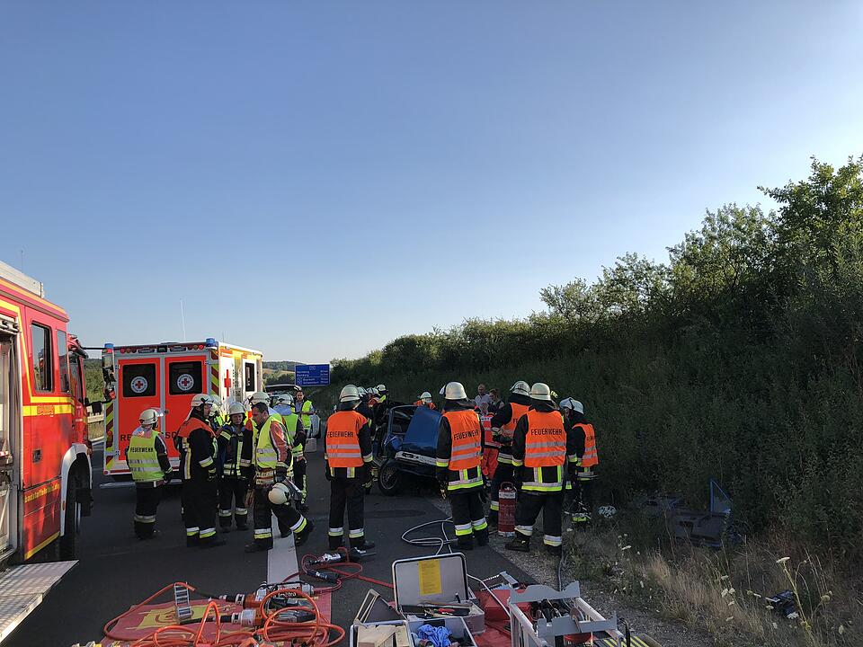 Schwerer Unfall auf A73: Cabrio überschlagen - zwei Menschen schwer verletzt