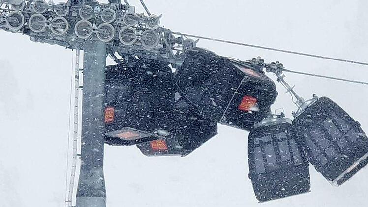 Aufgrund eines starken Sturmes kollidierten am Sonntag mehrere Gondeln einer Bergbahn in &Ouml;sterreich. Foto: -/apa/dpa