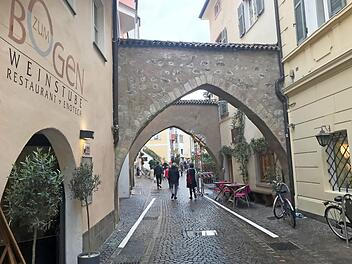 Die Innenstadt besticht mit ihrem mittelalterlichem Flair. Es lohnt sich von den Hauptstraßen immer mal wieder abzubiegen, um die kleinen Nebengassen zu erkunden. Fotos: Michael Busch