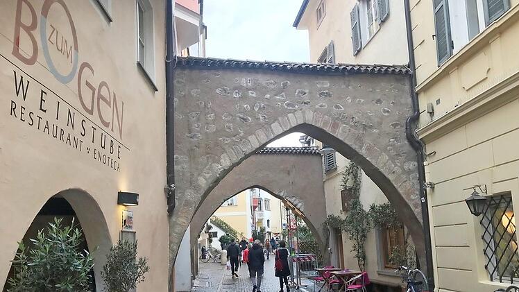 Die Innenstadt besticht mit ihrem mittelalterlichem Flair. Es lohnt sich von den Hauptstraßen immer mal wieder abzubiegen, um die kleinen Nebengassen zu erkunden. Fotos: Michael Busch