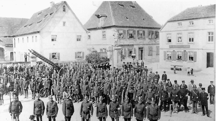Die angetretene Mannschaft (1894/1895) am Marienbild in Burgebrach Foto: Archiv/FFW Burgebrach