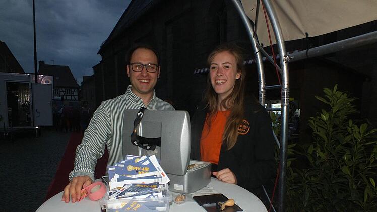 Thomas Bartolf und Mia Schuhmann an der Kasse     Foto: Manfred Welker
