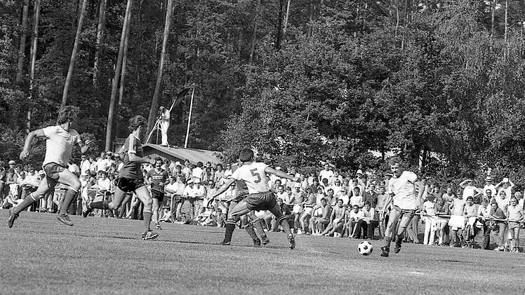 Mit 11:0 gewinnt der 1. FC Nürnberg (dunkle Hosen) das Freundschaftsspiel beim FC Reichenbach vor 5000 Fans. Foto: Hopf