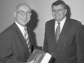 Bei den Feierlichkeiten zum 50-jährigen Bestehen des CSU-Ortsverbandes erhielt Bürgermeister Ferdinand Betzer eine Buch über die Geschichte der CSU von CSU-Generalsekretär Bernd Protzner. Foto: Archiv/Paul Ziegler.