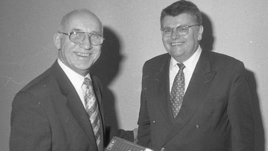 Bei den Feierlichkeiten zum 50-jährigen Bestehen des CSU-Ortsverbandes erhielt Bürgermeister Ferdinand Betzer eine Buch über die Geschichte der CSU von CSU-Generalsekretär Bernd Protzner. Foto: Archiv/Paul Ziegler.