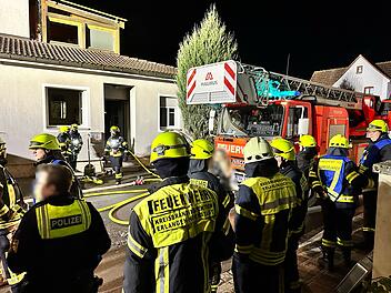 Nächtlicher Brand im Kreis Erlangen-Höchstadt: Mutter und Kinder von Brandalarm aufgeschreckt - Wohnung unbewohnbar