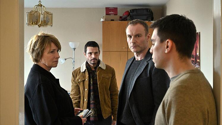 Der Tote wohnte mit Bruder Luis (Henry Morales, rechts) und einem Freund (Alberto Wolf, zweiter von links) in einer gemeinsamen Wohnung. Bonard und Karow versuchen von ihnen zu erfahren, wie ihre Arbeit als Fahrradkuriere genau abläuft.