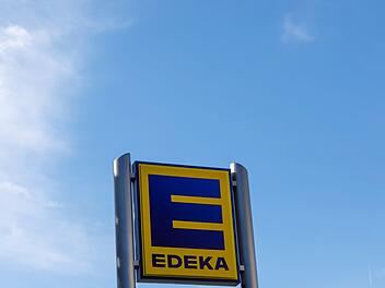 Ein Edeka-Logo vor blauem Himmel. Vor dem Start des neuen Marktes im Raum Bamberg.