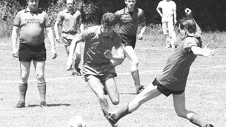7. Pfaffenh&auml;user Dorfmeisterschaft: Eine Szene aus der Begegnung Siedlung gegen Altdorf. Am Ball Udo Heim.