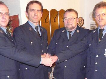 Besiegeln die Fusion (v.l.): Andreas Wolf und Roland Hohe aus Birkenreuth sowie Wilhelm Wehrfritz und Günther Seybert aus Wohlmannsgesees Footo: Pöhlmann