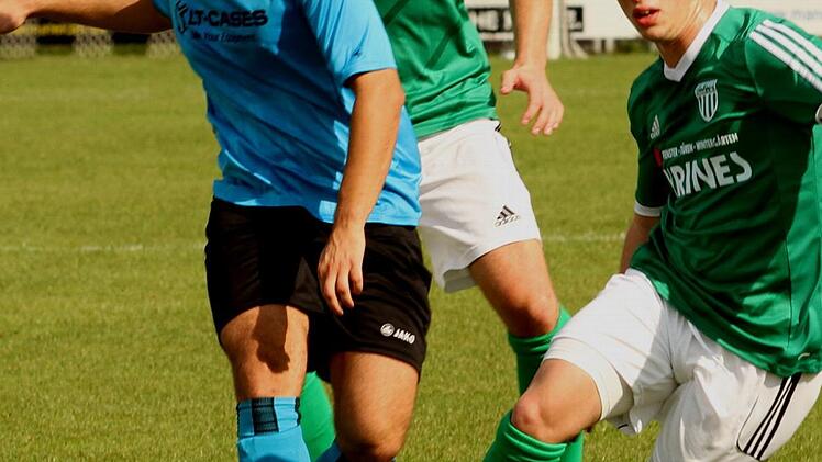 Die beiden Sander Sven Wieczorek und Sebastian Götz (von rechts) im Kampf um den Ball mit dem Gästestürmer.