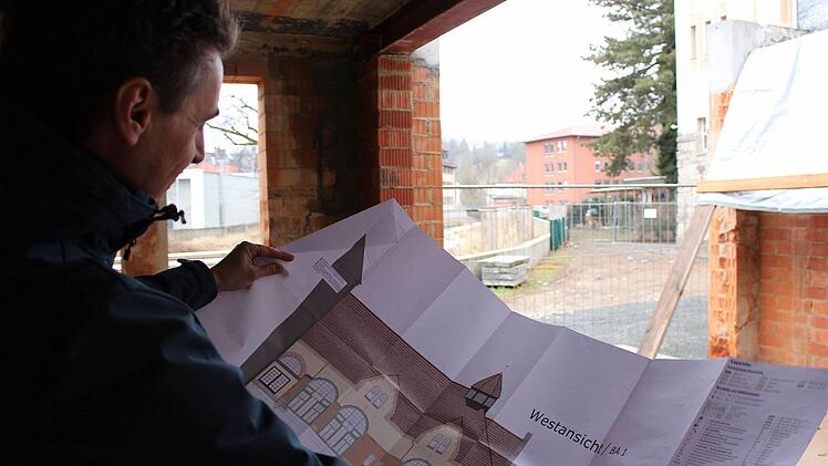 An dieser Stelle im flachen Anbau wird später die Essensausgabe eingerichtet. Rolf Probst zeigt die Außenansicht. Foto: Ulrike Nauer