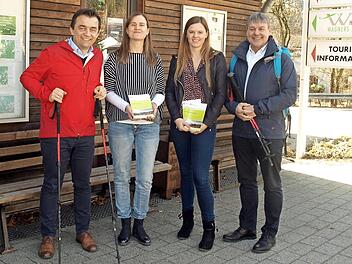 "Das Programm wird sofort getestet" - Jens Korn (li) und Gerhard Wunder sind begeistert von der WaldErlebnis-Broschüre, die Sandra Heinz und Katrin Franz (re) erstellt haben. Foto: Susanne Deuerling