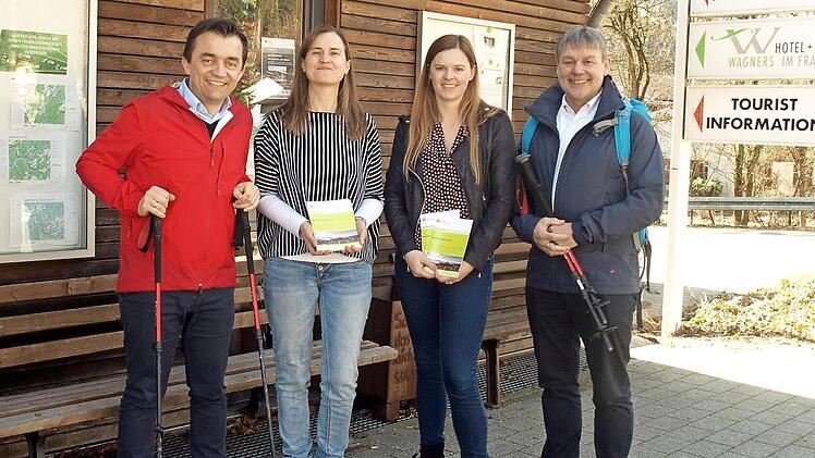 "Das Programm wird sofort getestet" - Jens Korn (li) und Gerhard Wunder sind begeistert von der WaldErlebnis-Broschüre, die Sandra Heinz und Katrin Franz (re) erstellt haben. Foto: Susanne Deuerling