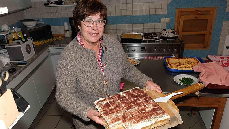 Nicht historisch sondern ganz frisch war der leckere Kuchen, den hier Ingrid Mützel anbot.Gerd Schaar